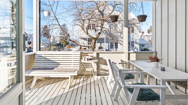 Utgang fra stuen/spisestuen til overbygget terrasse på 12 kvm