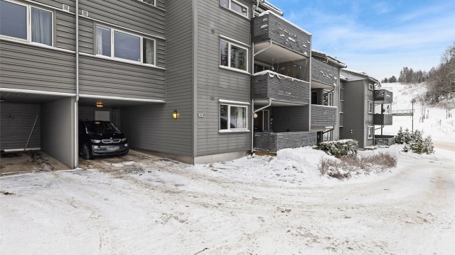 Velkommen til Snarefjellet 44! Leiligheten ligger med superfin adkomst via praktisk carport ved inngangen som også har el-bil lader koblet til eget sikringsskap. Svært romslig bod i bakkant av carporten.