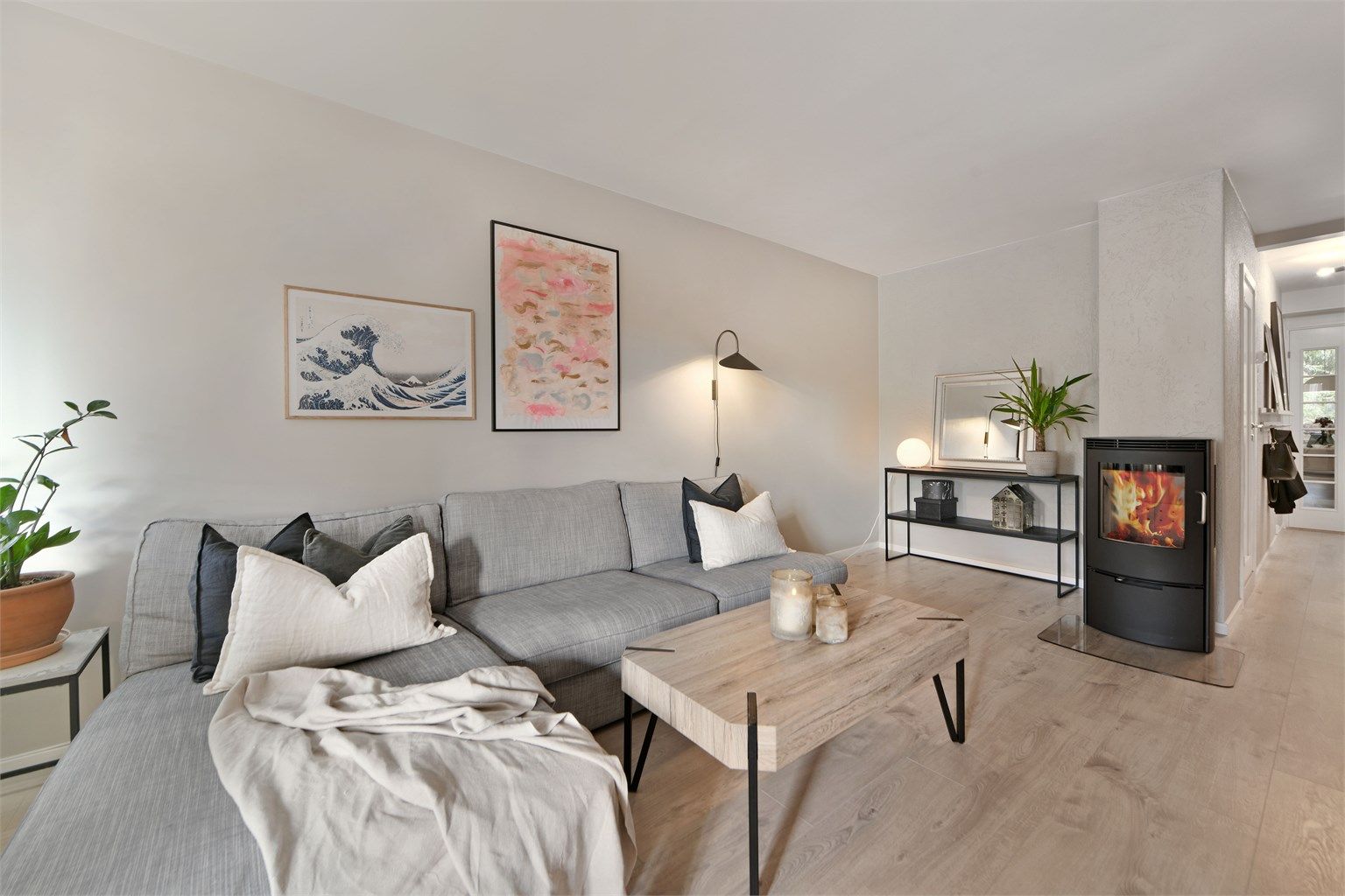 Stue - god plass til sofaløsning, bord og tilhørende stuemøblement - peisovn fra 2022 - vegger malt, samt skiftet gulv i 2021