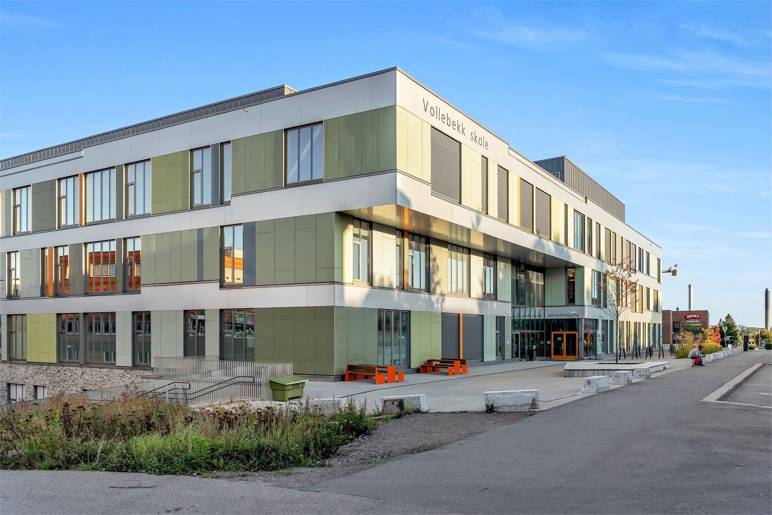 Vollebekk skole (1. - 10.) ligger også få kun minutters gange unna