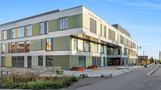 Vollebekk skole (1. - 10.) ligger også få kun minutters gange unna