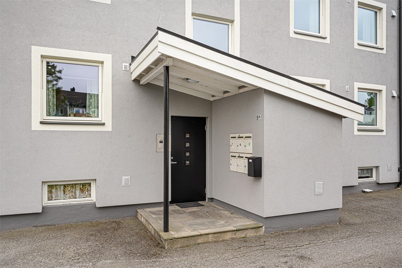 Adkomst til leiligheten via felles inngangsparti med callinganlegg.