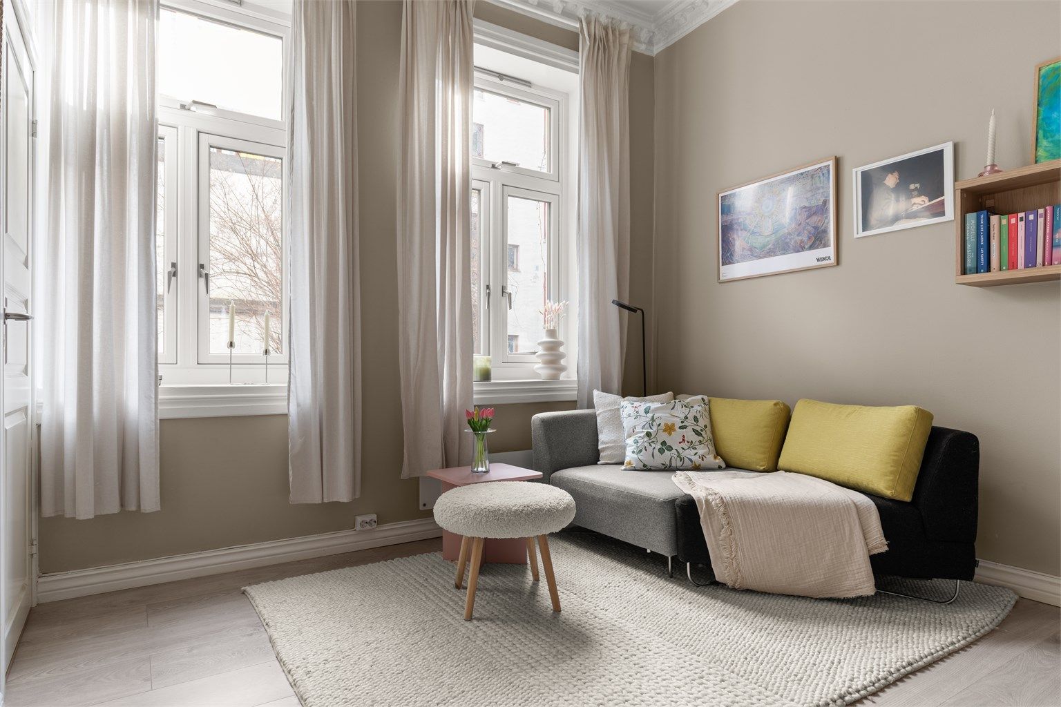 Stuen er romslig med god planløsning og kan enkelt innredes med en hyggelig sofagruppe med tilhørende sofabord og annet ønskelig stuemøblement. 