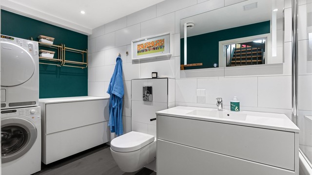 Badet er romslig og har opplegg for både vaskemaskin og tørketrommel.