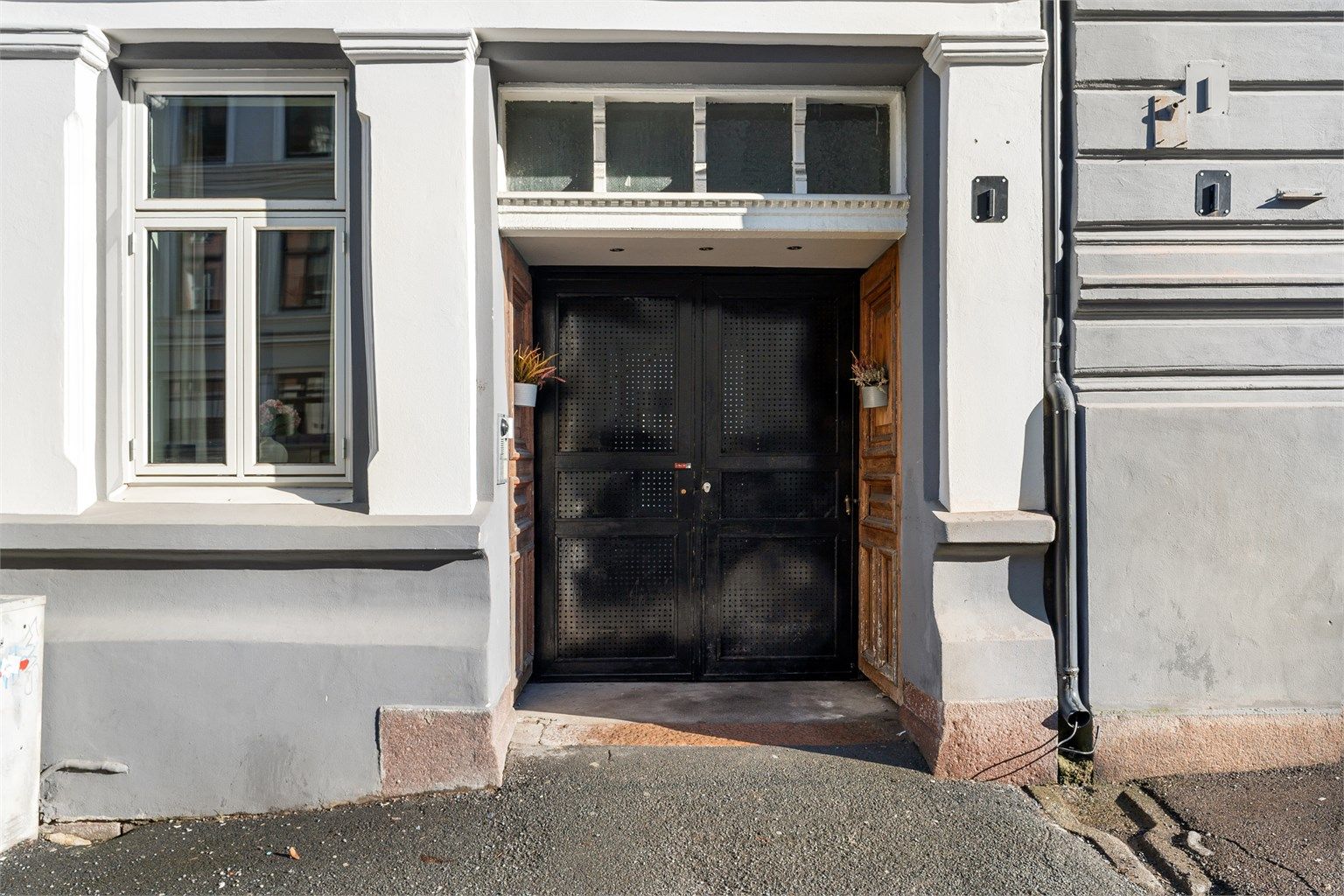 Bygården fra 1895 har en klassisk og velholdt fasade i pusset teglstein. De originale inngangsdørene er bevart og elegant innfelt i portrommet.