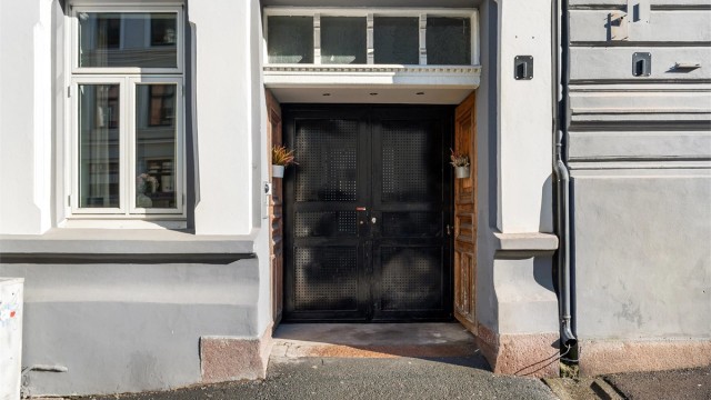 Bygården fra 1895 har en klassisk og velholdt fasade i pusset teglstein. De originale inngangsdørene er bevart og elegant innfelt i portrommet.