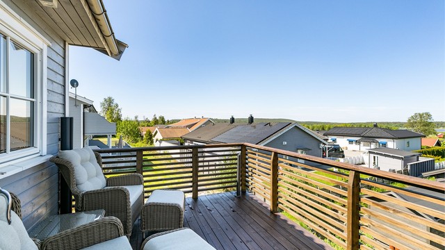På altanen er det sommerstid sol fra utpå ettermiddagene og helt til solen går ned. Fotograf; Børge Oppegård.