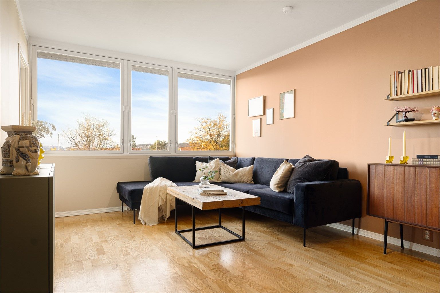 Leiligheten har en gjennomgående god standard med parkett på gulv og veggflater malt i delikate farger. Foto: Stian Inderhaug