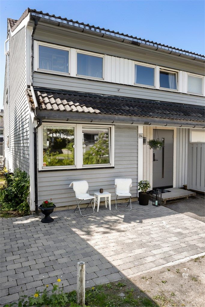 Koselig sitteplass og plass til to biler utenfor huset 