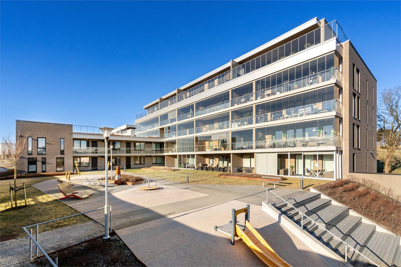 Plassert i byggets 1. etasje og mot vest, så får du egen inngang fra svalgang i fellesområde. 