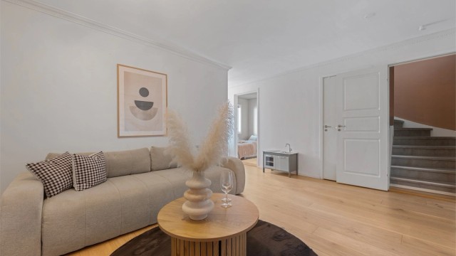 I boligens underetasje har man kjellerstue, bad, vaskerom og 2 soverom. Det er også utgang til hagen.