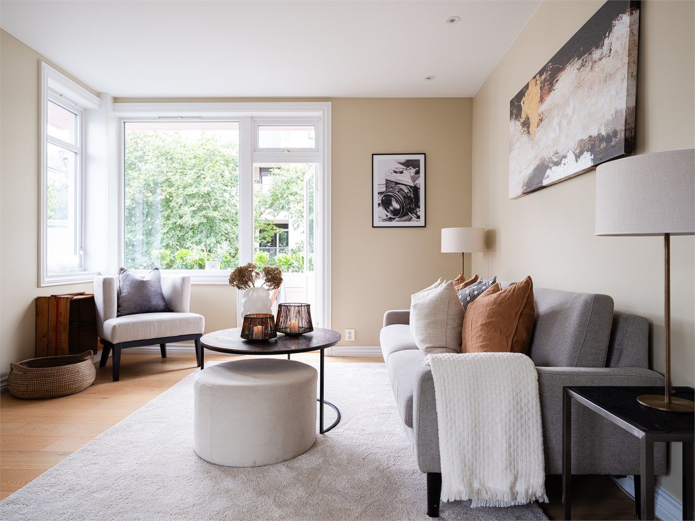 Leiligheten ble renovert i 2015 hvor solide og stilfulle materialvalg går igjen i hele boligen. 