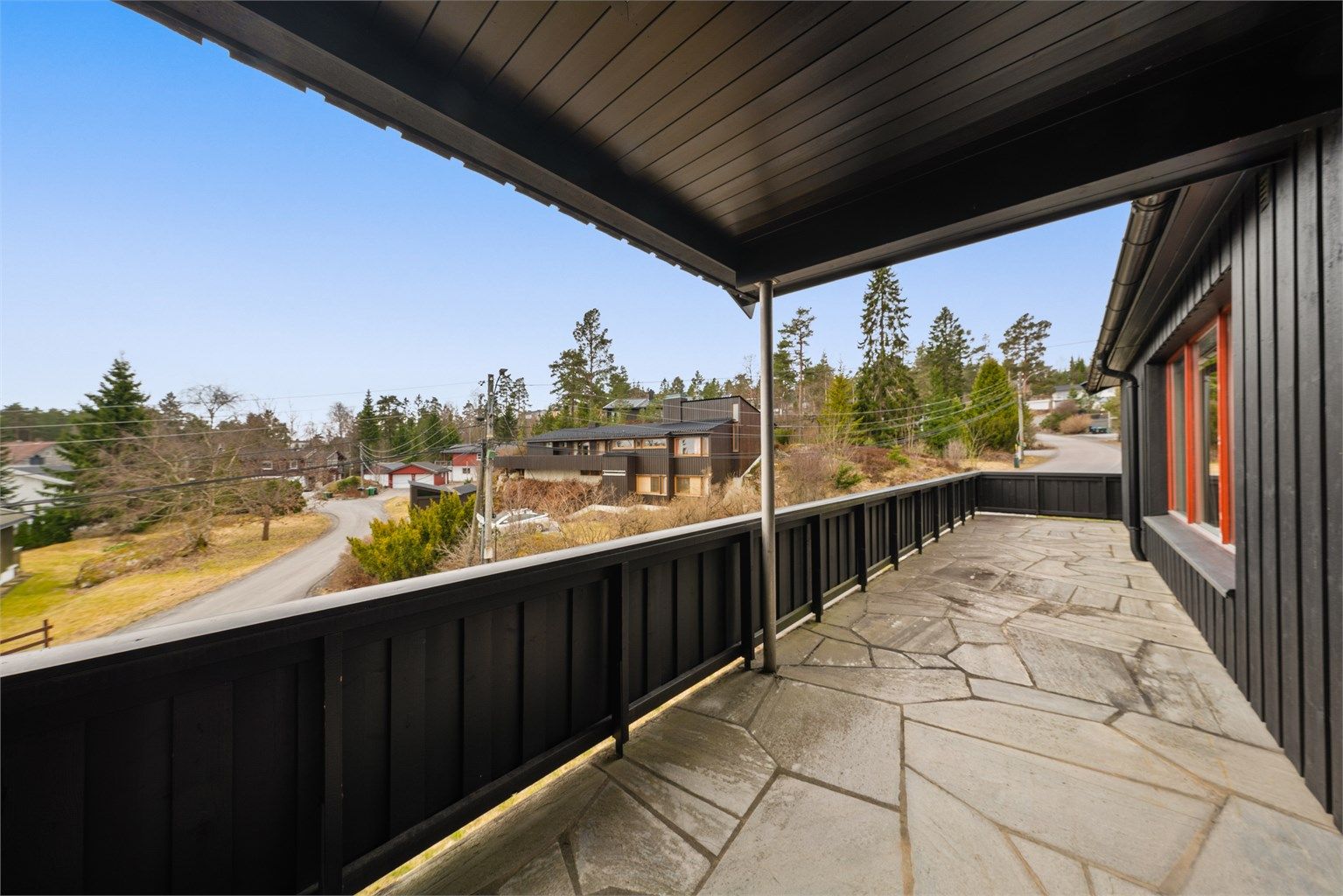 Her er det rikelig med plass til både sittegruppe og spisebord, med utgang fra både stue og et soverom.