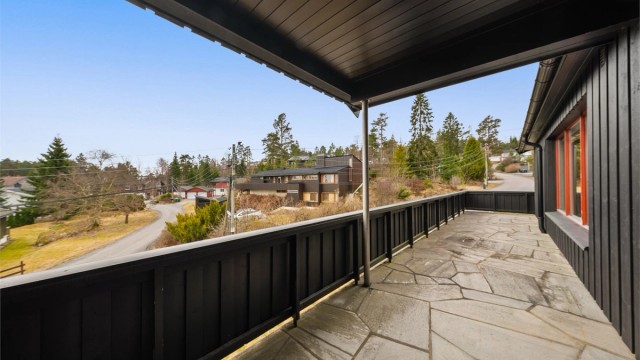 Her er det rikelig med plass til både sittegruppe og spisebord, med utgang fra både stue og et soverom.