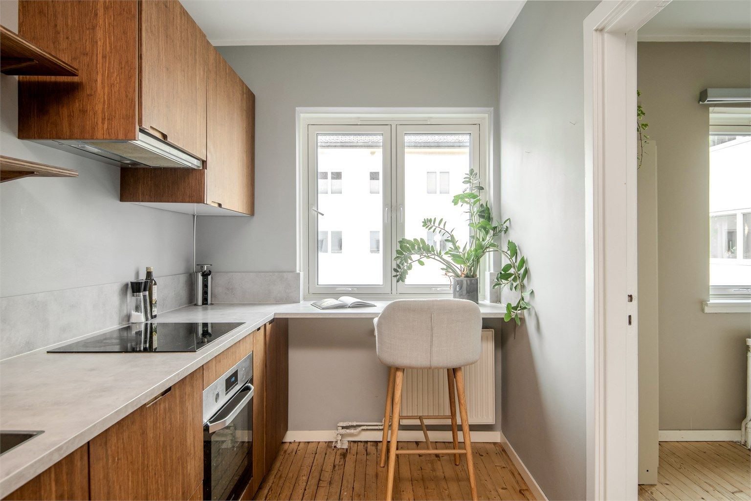 Hyggelig frokostplass ved vinduet. 