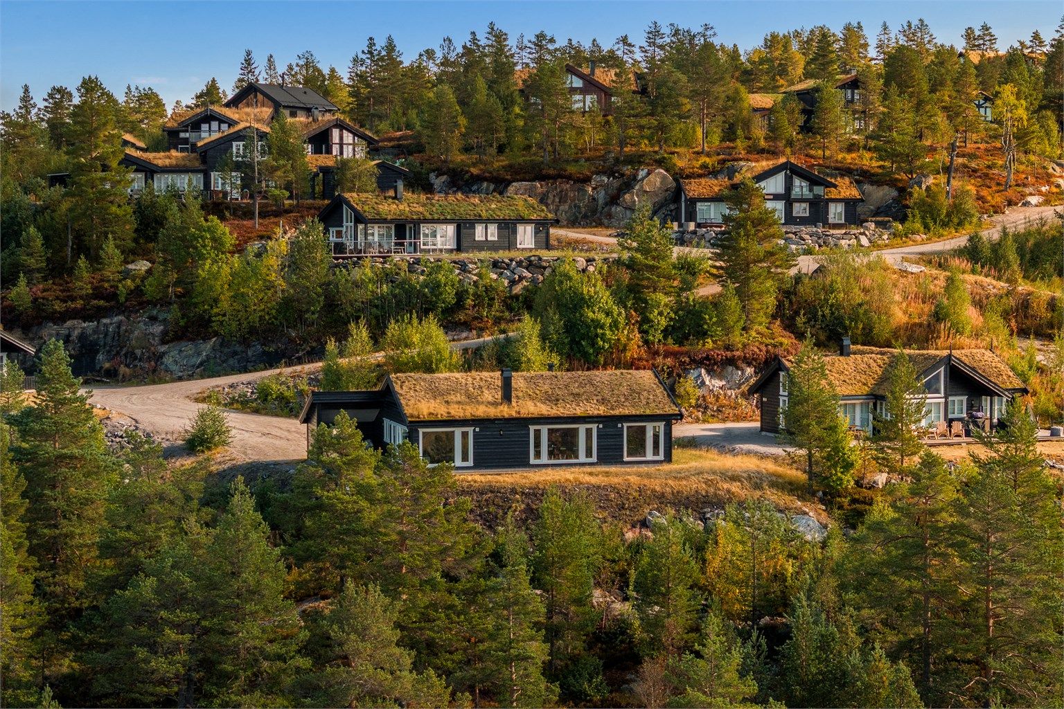     Fjellmannveien 31 ligger fint tilpasset terrenget i det etablerte hyttefeltet på Gautefall Panorama.