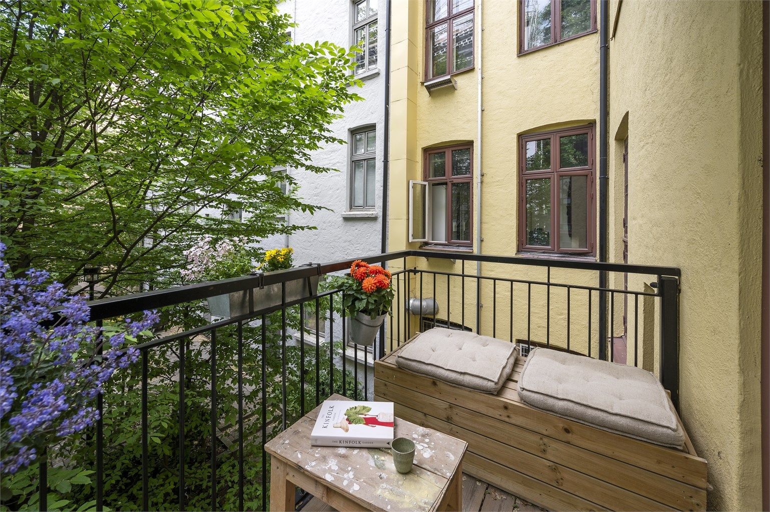 Luftig balkong på 3 kvm med morgen- og formiddagssol. 