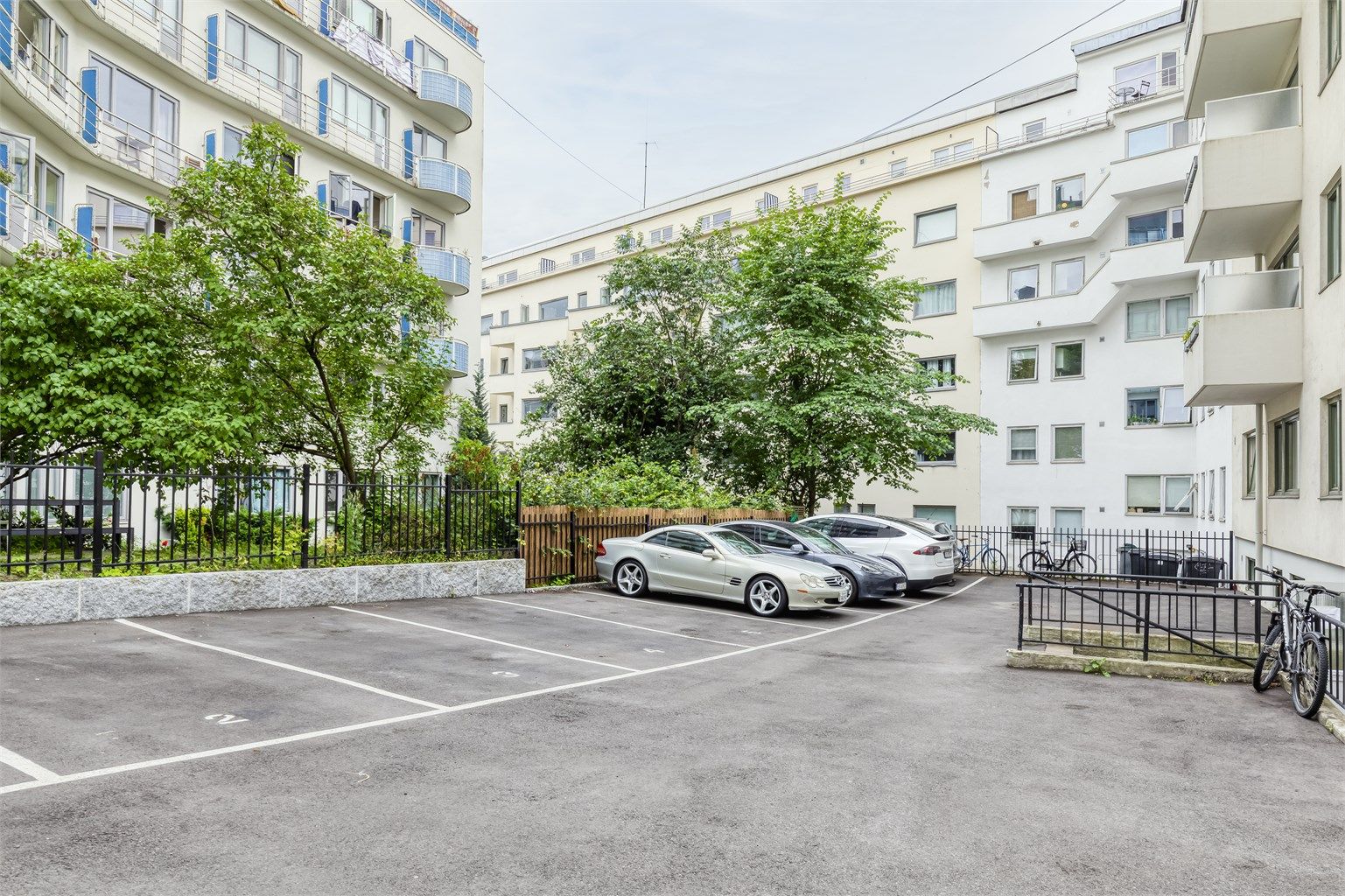 Sameiet disponerer 8 utendørs parkeringsplasser i bakgården og 3 plasser i lukket garasje. Plassene tildeles etter søknad til styret basert på ansiennitet.