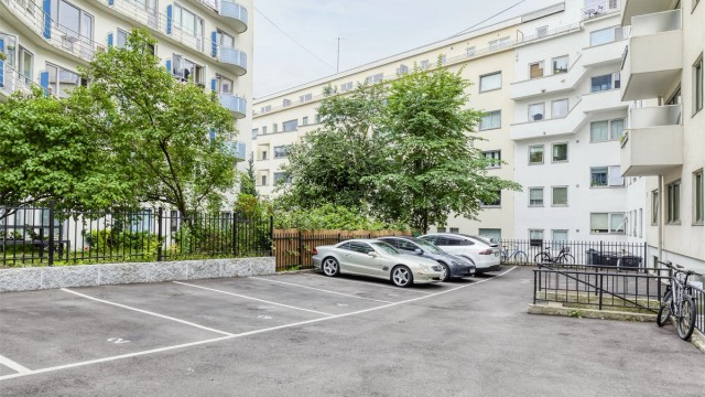 Sameiet disponerer 8 utendørs parkeringsplasser i bakgården og 3 plasser i lukket garasje. Plassene tildeles etter søknad til styret basert på ansiennitet.