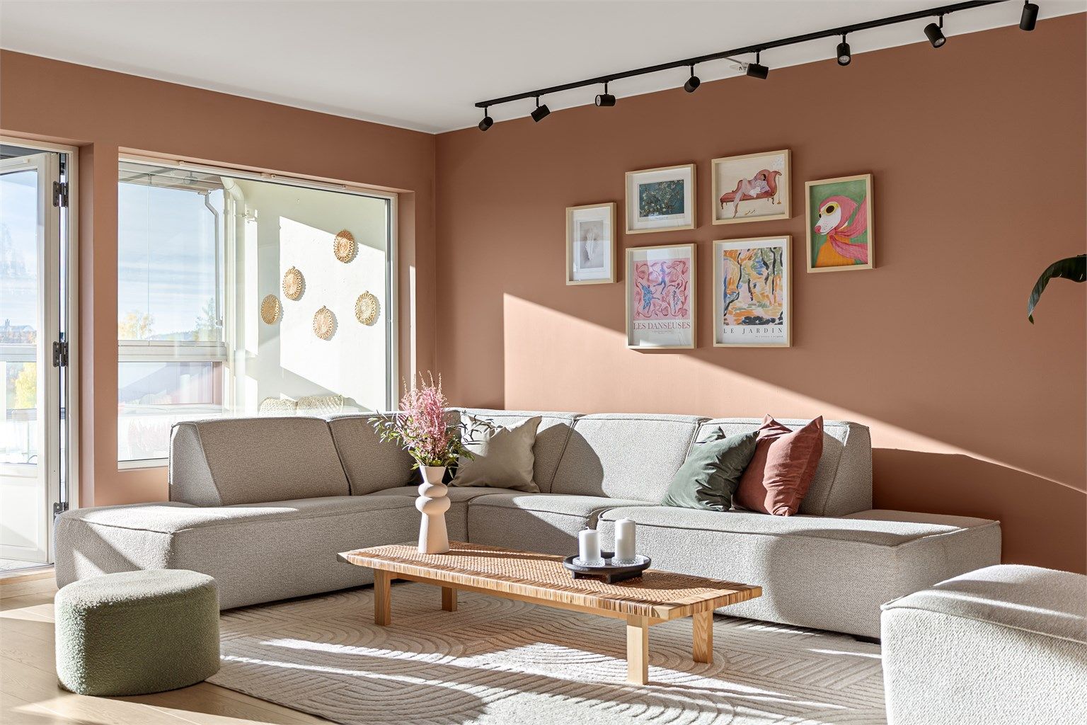 Stuen er av god størrelse med plass til sofa, salongbord og TV-seksjon.