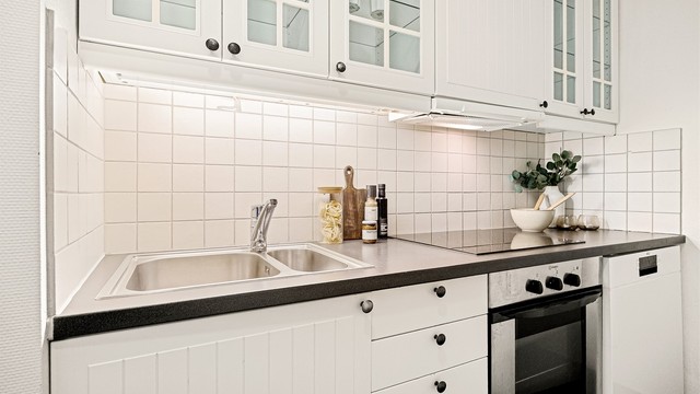 Det er montert benkeskapsbelysning og sikkontakt under kjøkkenbenken.