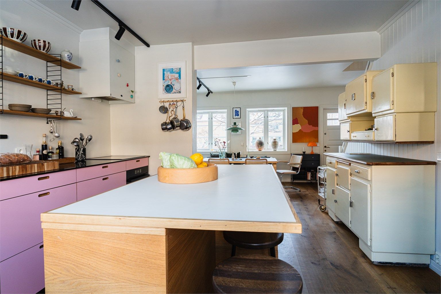 Åpne hyller fra String-systemet gir god og oversiktlig oppbevaringsplass.