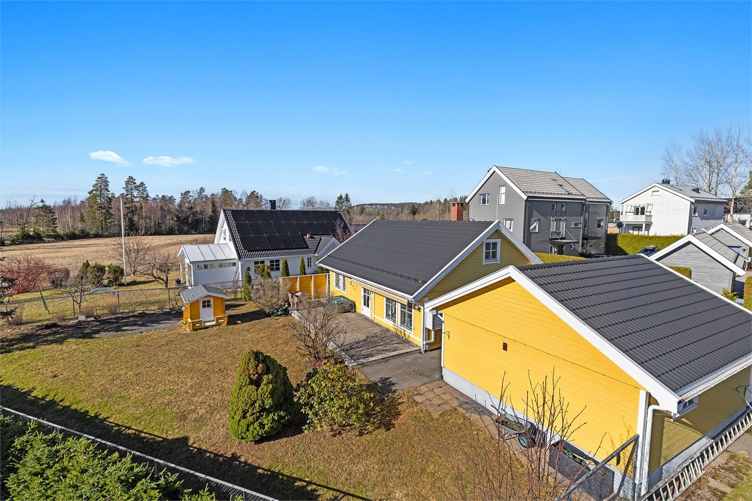 Den store plattingen er utstyrt med elektrisk markise, utelys og utvendige stikkontakter.