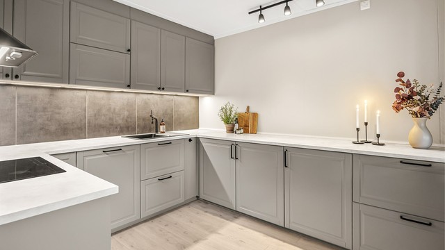 Pent og profilert IKEA-kjøkken. Kjøkkenet ble oppgradert med helintegrerte hvitevarer og utvidet med flere skap/skuffer i 2024.