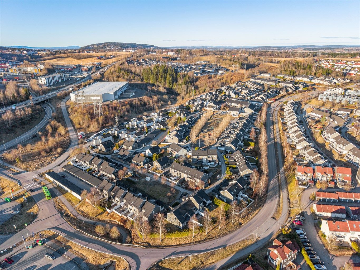 Med E6 i nærheten og bussholdeplassen Holt industri kun 200 meter unna, er pendleradkomsten effektiv.