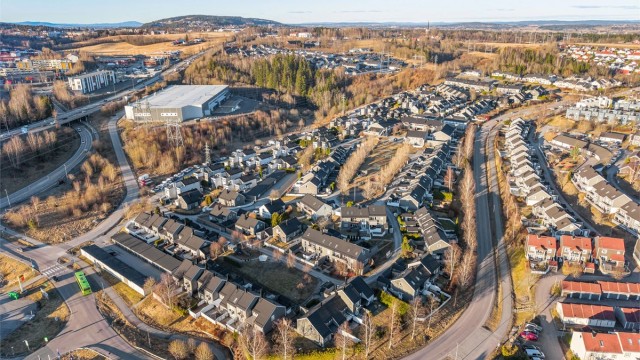 Med E6 i nærheten og bussholdeplassen Holt industri kun 200 meter unna, er pendleradkomsten effektiv.