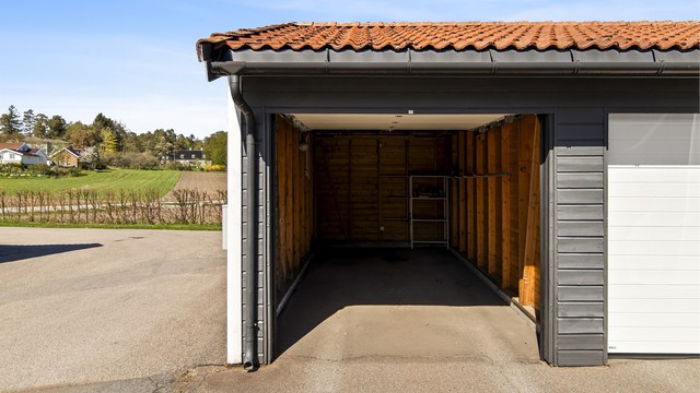 Garasjeplass med automatisk portåpner følger leiligheten