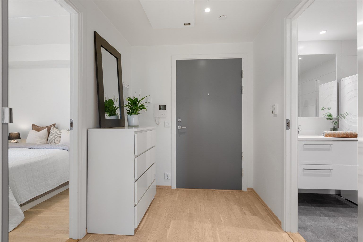 En hyggelig entré ønsker deg velkommen. Her kan du henge av deg jakken og ta av deg skoene før du tar turen videre i nytt hjem. 