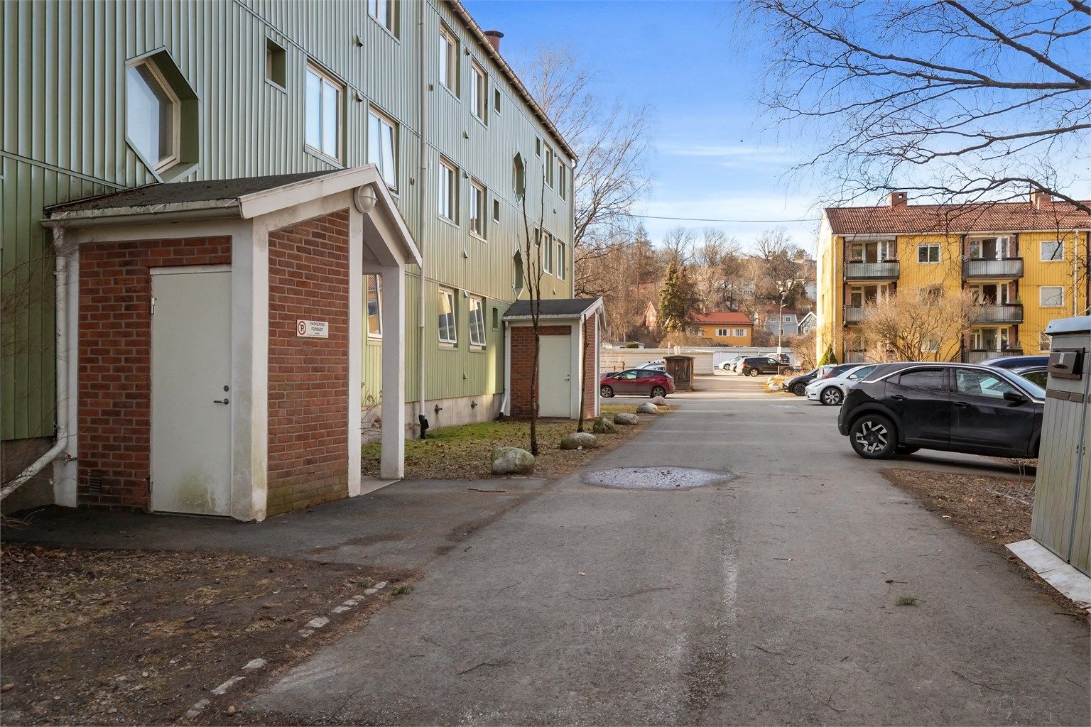 Leiligheten disponerer rikelig med lagringsplass med to kjellerboder og en stor loftsbod.