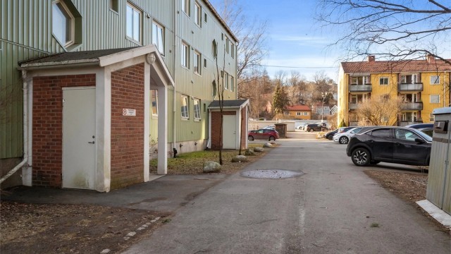 Leiligheten disponerer rikelig med lagringsplass med to kjellerboder og en stor loftsbod.