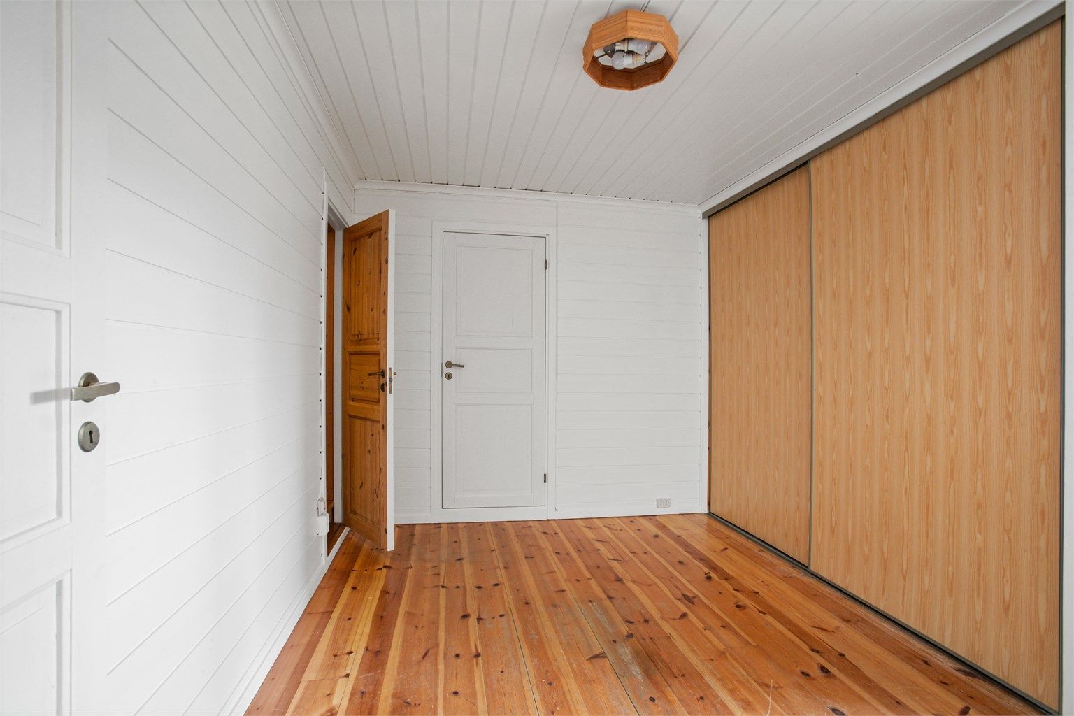 Hall i underetasjen i hoveddelen. Stor praktisk skyvedørsgarderobe (døren til skyvedøren er defekt). 
