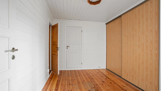 Hall i underetasjen i hoveddelen. Stor praktisk skyvedørsgarderobe (døren til skyvedøren er defekt).