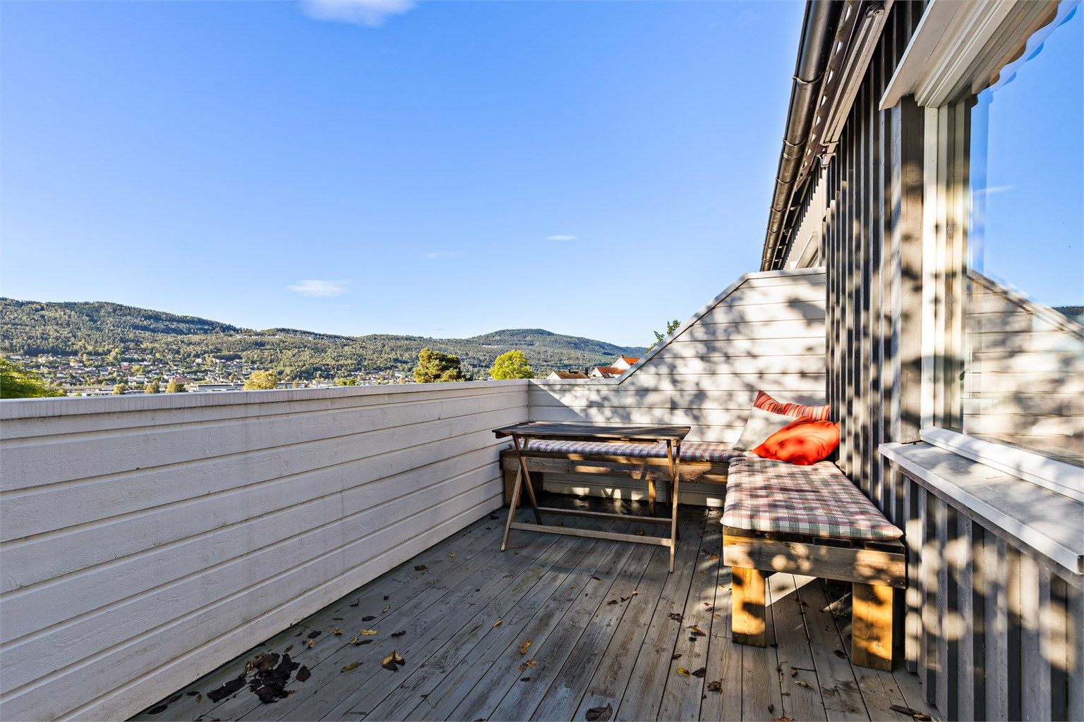 Leiligheten ligger i et veletablert borettslag med en praktisk sentrumsavstand