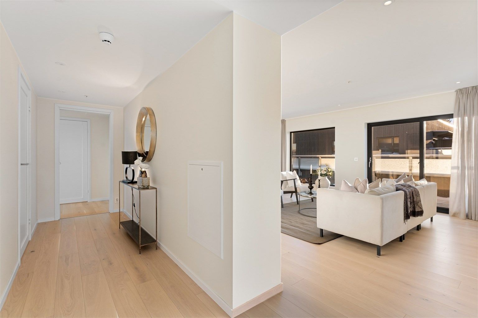 Meget god og gjennomtenkt planløsning med soveromsavdelingene på den ene siden, mens oppholdsrommene i form av stue og kjøkken i den andre