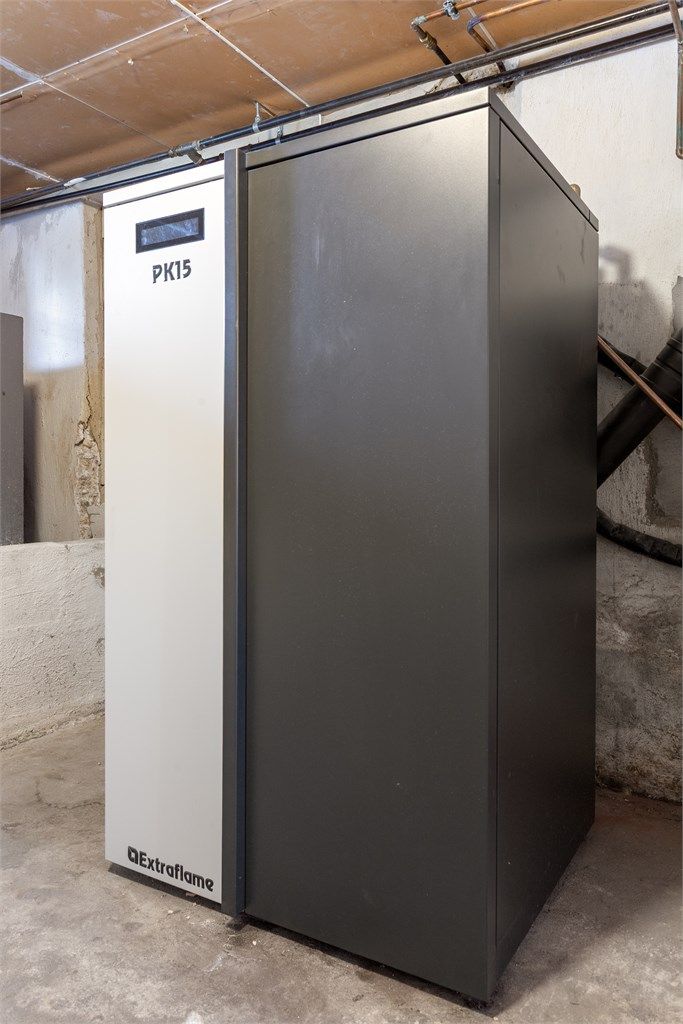 Flere rom i huset har vannbåren radiatorvarme med oppvarming av vann via pelletsbrenner plassert i kjeller