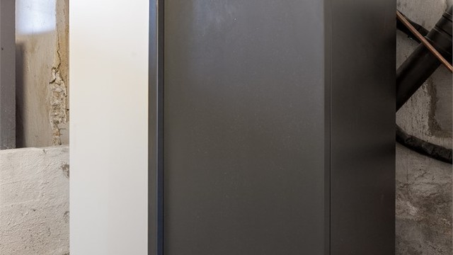 Flere rom i huset har vannbåren radiatorvarme med oppvarming av vann via pelletsbrenner plassert i kjeller