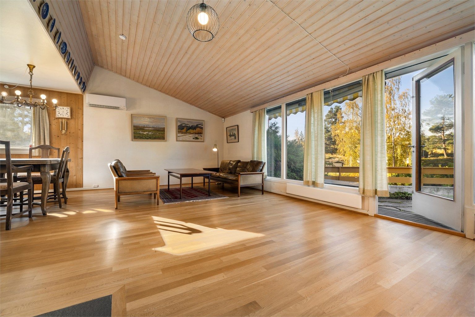 Stue - god plass til både sofaløsning og spisebord - perfekt for sosiale sammenkomster