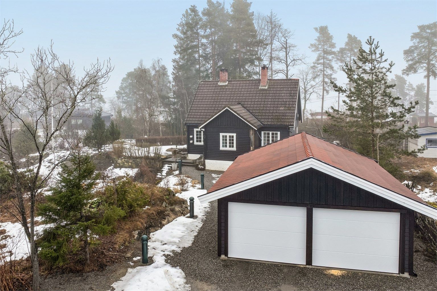 Parkering i ny dobbelgarasje fra 2025, samt biloppstillingsplasser foran garasjen.