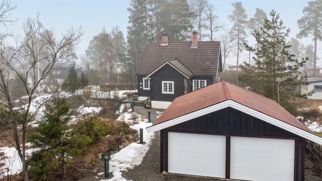 Parkering i ny dobbelgarasje fra 2025, samt biloppstillingsplasser foran garasjen.
