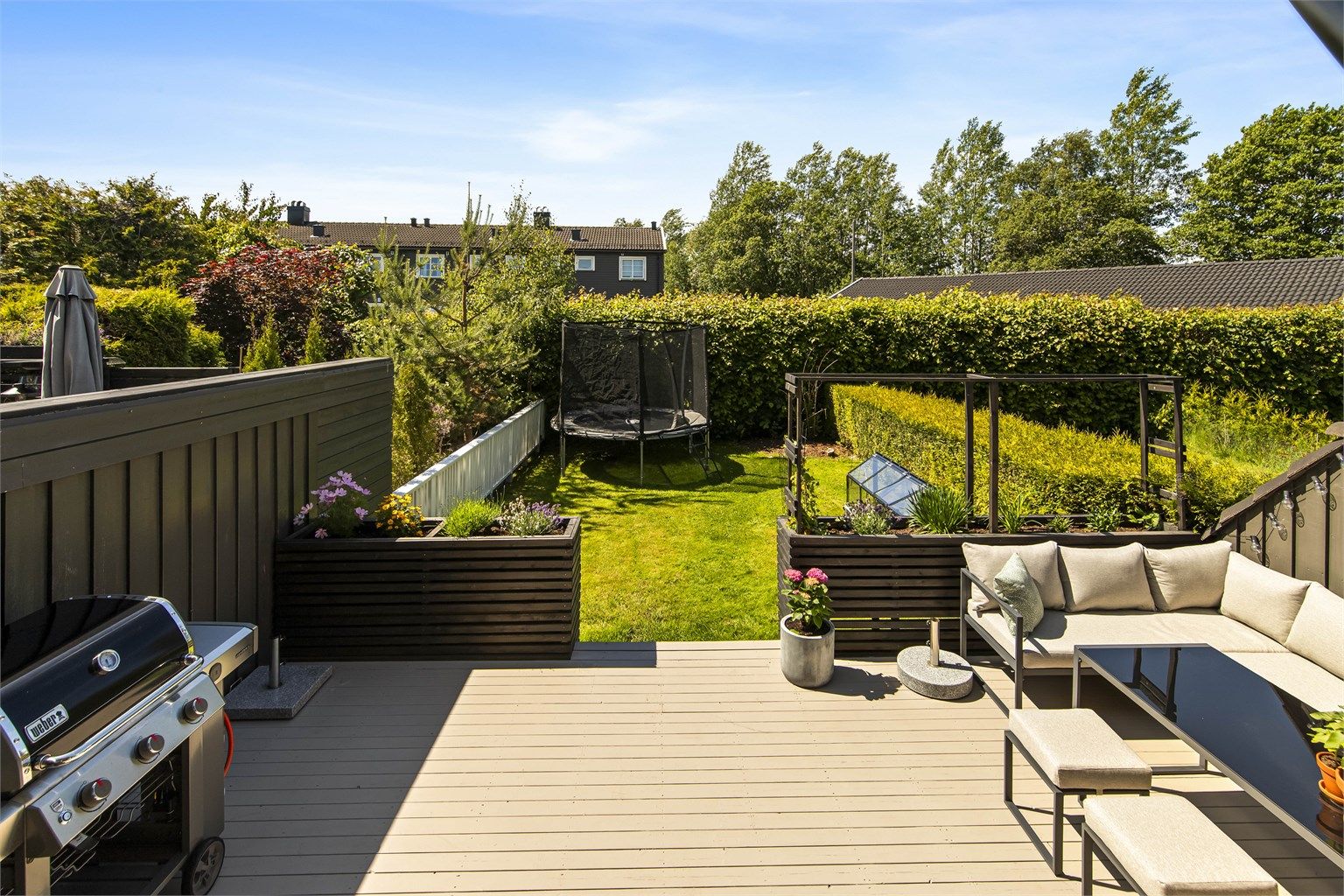 Terrassen er en fin forlengelse av stuen på sommerstid.