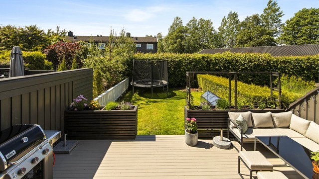 Terrassen er en fin forlengelse av stuen på sommerstid.