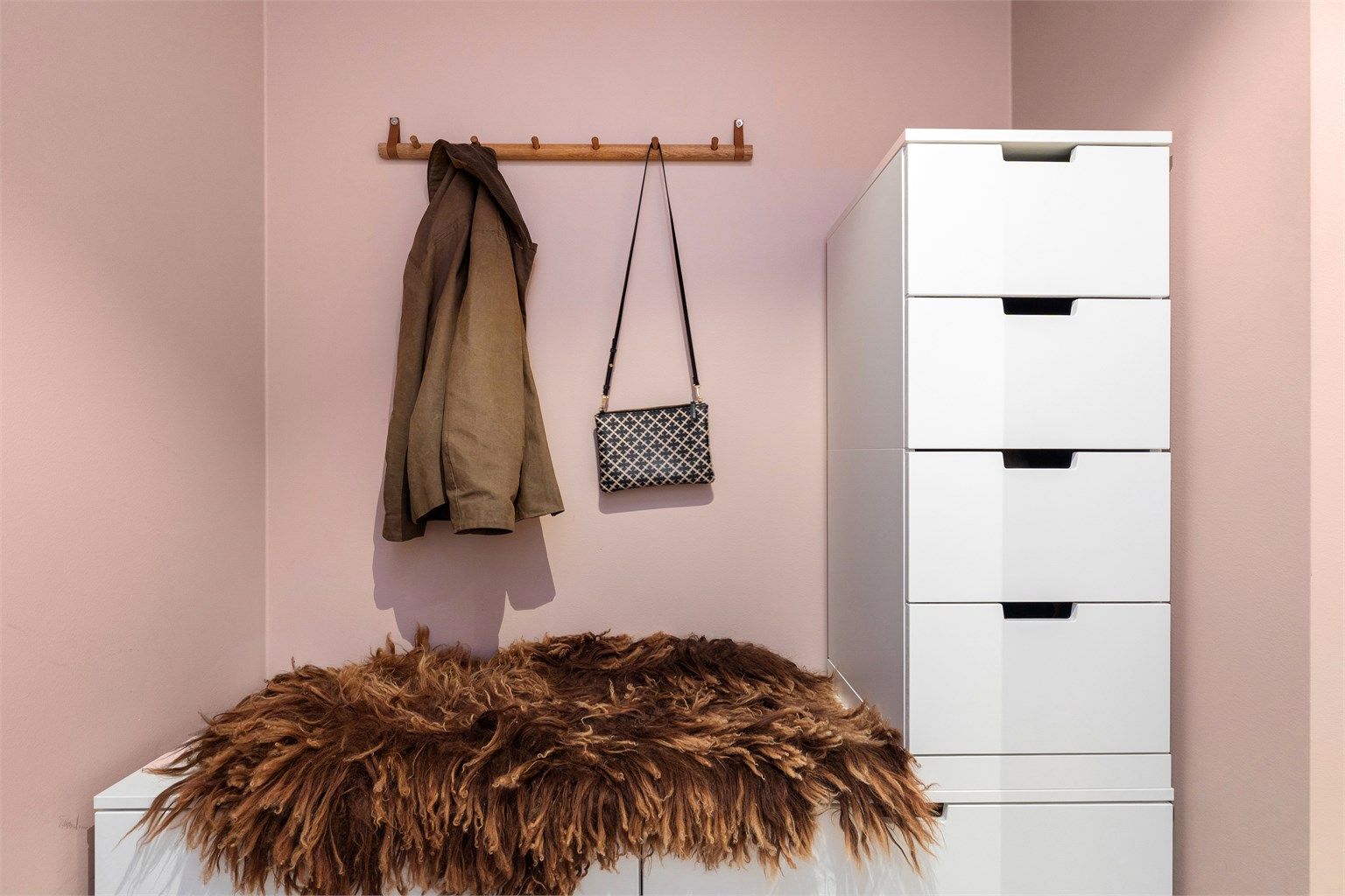 Det er god plass til entrémøblement til å henge fra seg yttertøy, og sette fra seg sko