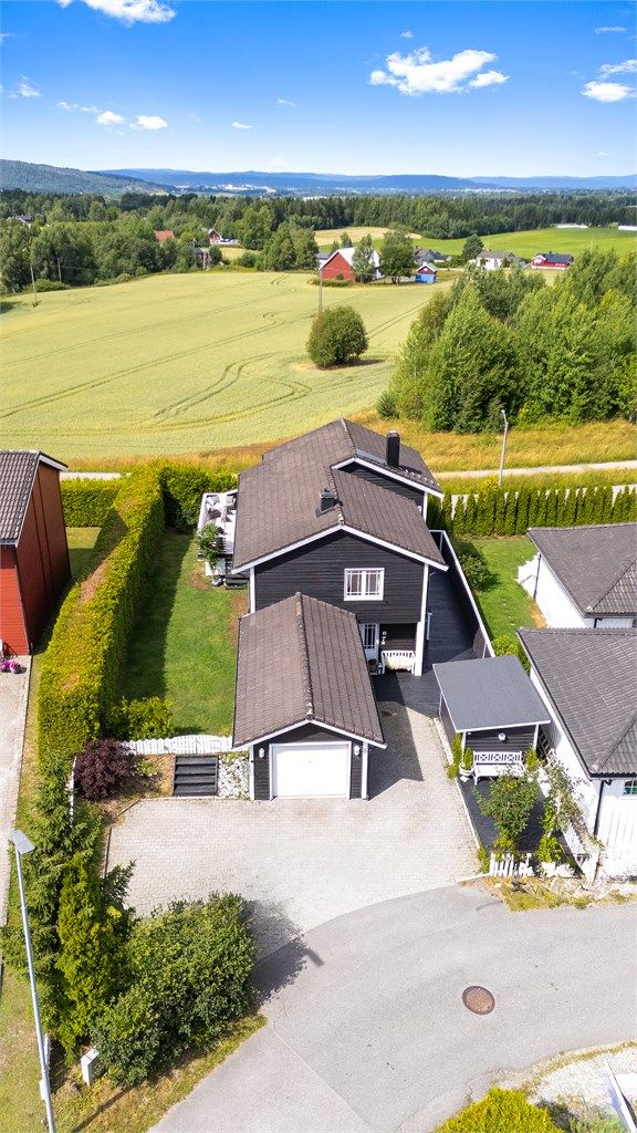 Eiendommen grenser mot åkerlandskapet.