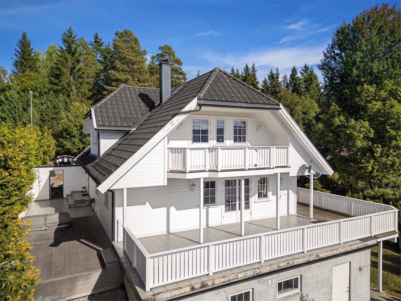 Skjermet og lun terrasse på 42 kvm (baksiden av boligen). På terrassen er det en behagelig jaccuzzi nedfelt i gulvet.