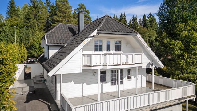 Skjermet og lun terrasse på 42 kvm (baksiden av boligen). På terrassen er det en behagelig jaccuzzi nedfelt i gulvet.
