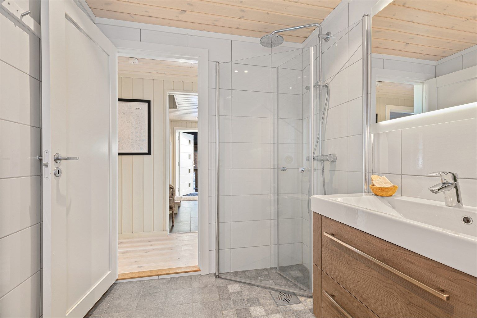 Badet har også servant med skuffer og et speil med integrert belysning.